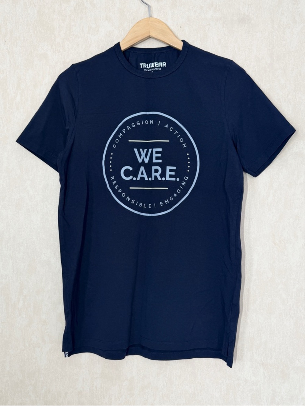 Truwear Men’s WE C.A.R.E. Shortsleeve Shirt Crew Neck in Navy M